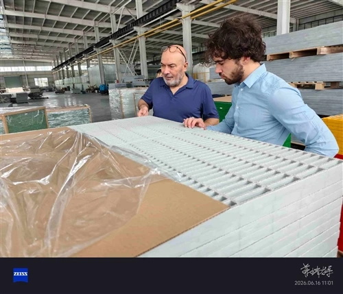 Clienti europei visitano la fabbrica di grigliati Preet per ispezionare la produzione di grigliat...